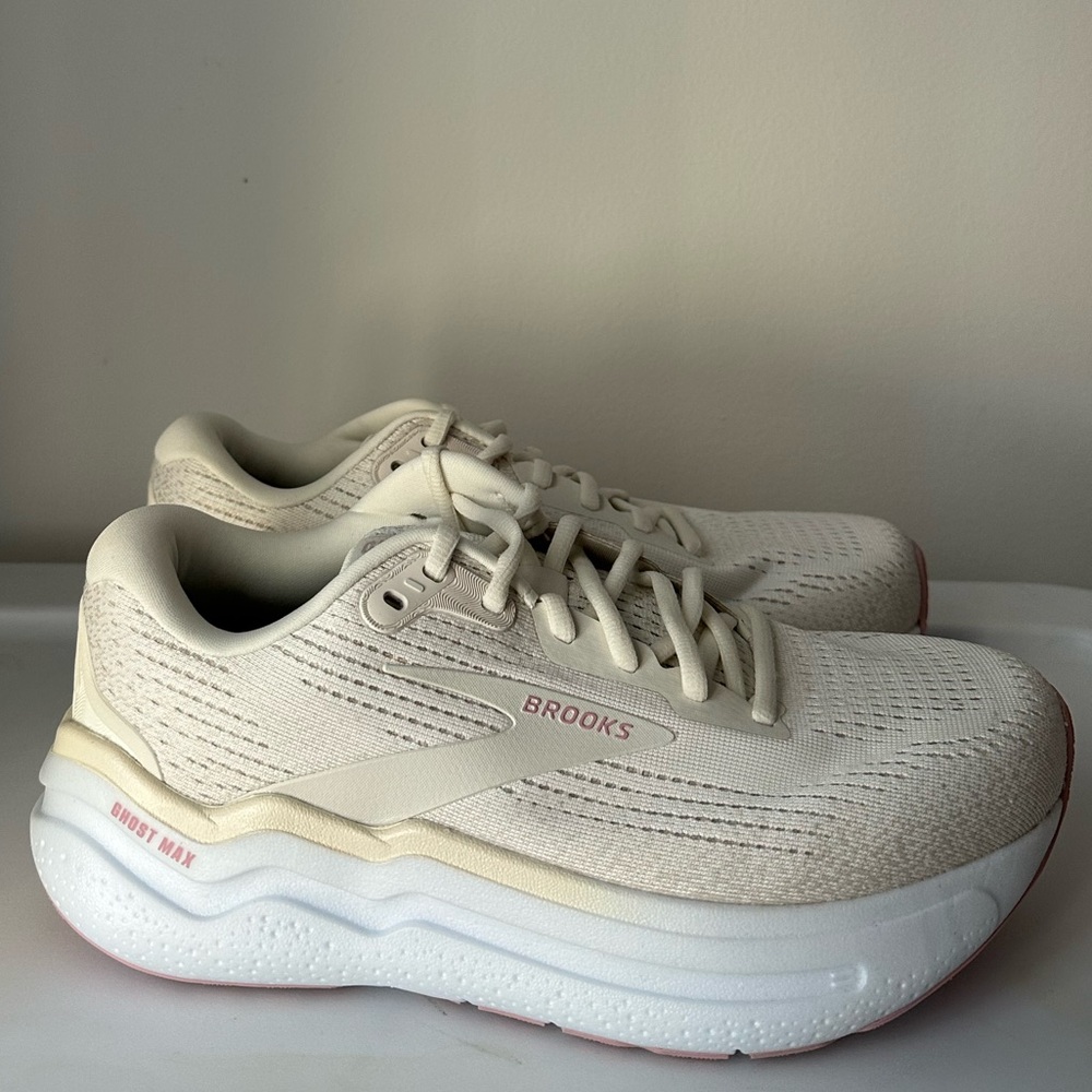 Brooks Ghost 2 Max sneakers size 38 (7US) NEW